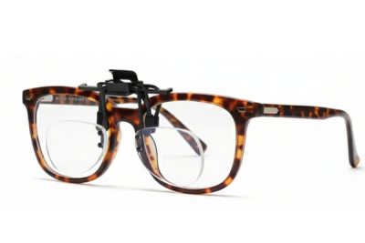Lupa tipo bifocal con pinza para gafas, ideal para lectura y visión cercana.